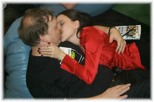 Eric S. Raymond makes out with a comely young lady.