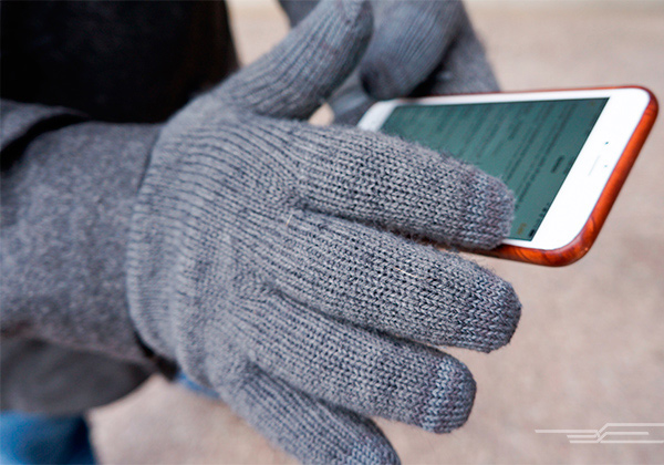 gloves-and-smartphone