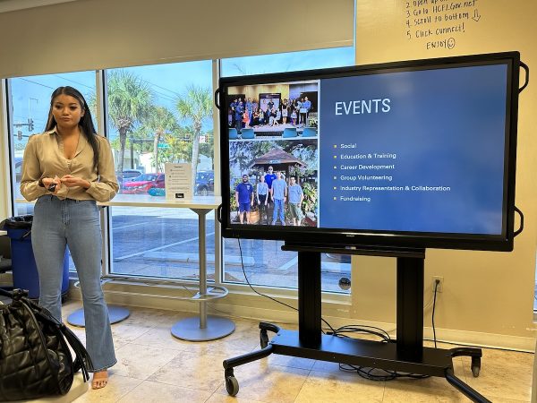 Samantha Ramos does the introductory presentation at Tampa Bay Techies’ “Breaking Into Tech’ event.